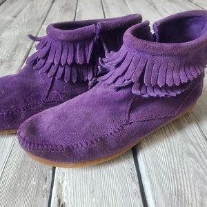 SOLD ON FACEBOOK Girls size 4 Minnetonka Moccasin